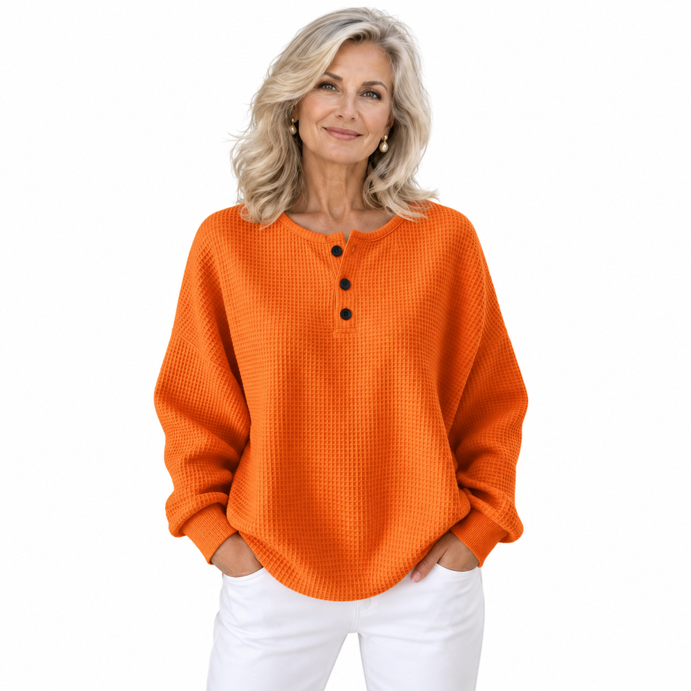 Hélène – Oranžový sveter z vaflového úpletu na zrelej modelke, predný pohľad na bielom pozadí.